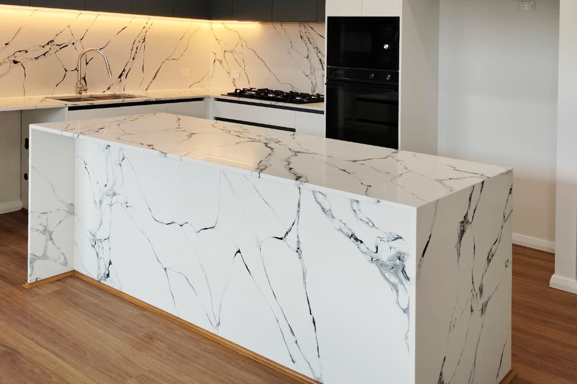 Punaluu 6022 – The Art of Silica Free Stone: Where Elegance Meets Mystery